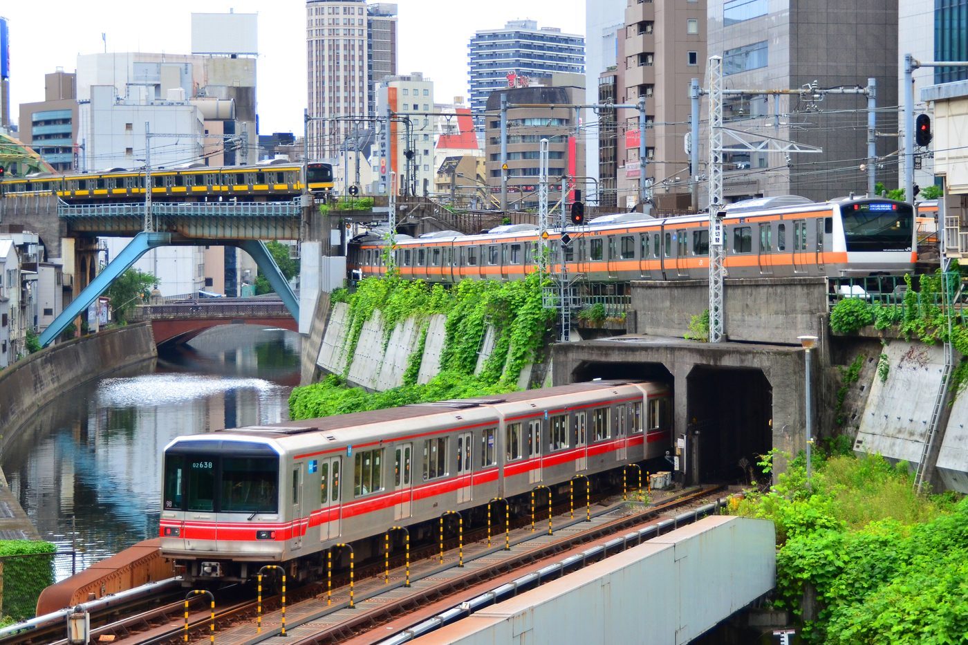 御茶ノ水駅周辺：神田川と東京メトロ丸ノ内線・JR中央線・総武線が交差する風景